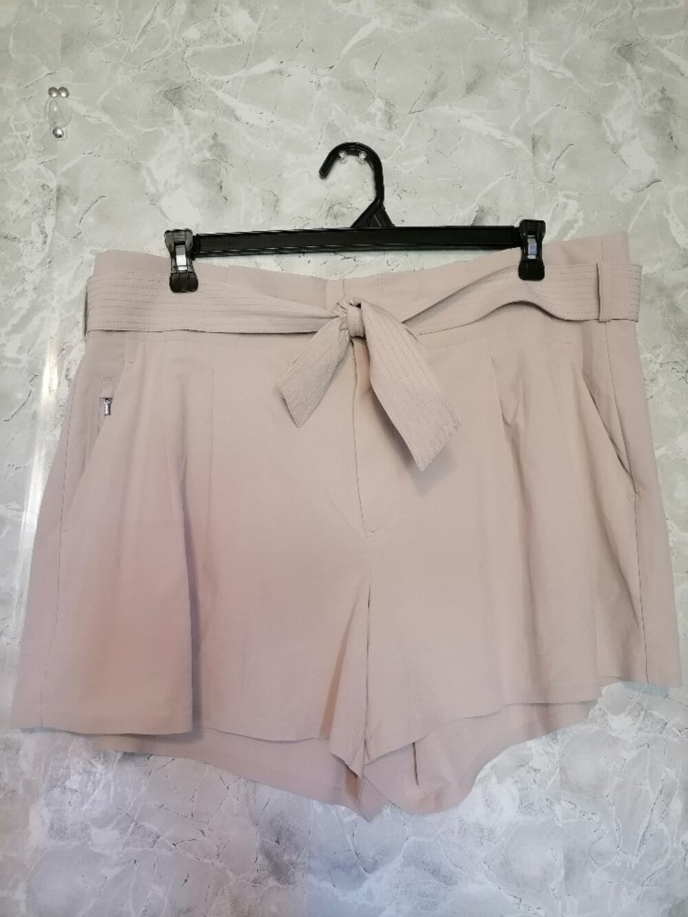 Athleta Skyline II Shorts Belted Pleated Airy Bottoms in Abalone Cream Size 18